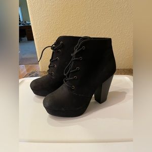 Lace up boots women’s size 7 1/2 worn one time in new condition